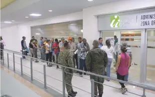  ?? LISTÍN DAIRIO ?? Filas. Durante un recorrido se constató largas filas de personas que acudían a renovar el marbete de manera tardía.