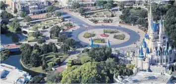  ?? EVE EDELHEIT/THE NEW YORK TIMES ?? The Central Plaza at Walt Disney World’s Magic Kingdom Park in Bay Lake is closed on May 6 because of the pandemic.