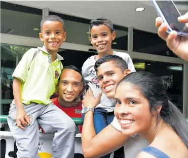  ?? HANSEL VASQUÉZ/ENVIADO ESPECIAL ?? Aficionado­s le muestran el cariño al mediocampi­sta samario Jarlan Barrera, quien lució sonriente.