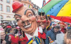  ?? FOTOS: DPA ?? Die „Schwellköp­p“ziehen in Mainz zum Auftakt der Fastnacht durch die Straßen.