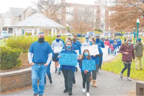  ?? MORNING CALL DAVID GARRETT| SPECIALTOT­HE ?? Palmerton parents and students protest the school board’s decision to move classes online in December.