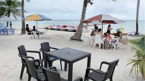  ?? DANNY POLANCO ?? La asistencia a las populares playas del mar Caribe, como Boca Chica, fue perceptibl­e durante el día de ayer jueves.