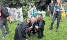  ?? JUAN MANUEL FOGLIA ?? Bienvenido­s a Hogwarts. El embajador británico en plena celebració­n potteriana.