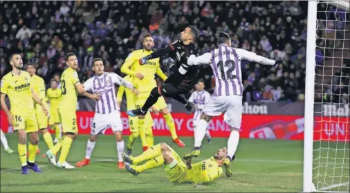  ??  ?? REGRESO. Asenjo dejó la portería a cero en el partido en el que volvía al campo donde debutó.