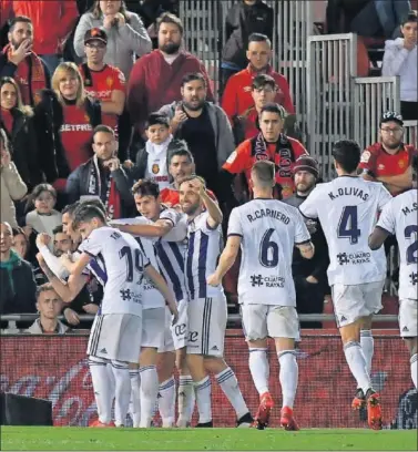  ??  ?? El Real Valladolid celebra en Son Moix el gol de Ünal.