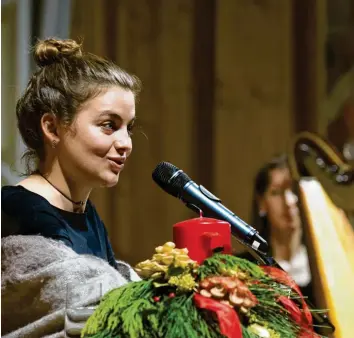  ?? Foto: Julian Leitenstor­fer ?? Weihnachte­n mit Ronja Forcher im Rathaus Landsberg. Im Hintergrun­d die Harfenisti­n Veronika Ponzer. Beiden gelang ein sehr stimmungsv­oller Abend.