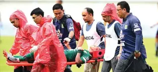  ?? ANGGER BONDAN/JAWA POS ?? LEKAS PULIH: Gelandang Persebaya Sidik Saimima ditandu keluar lapangan setelah mengalami cedera ketika melawan Mitra Kukar.