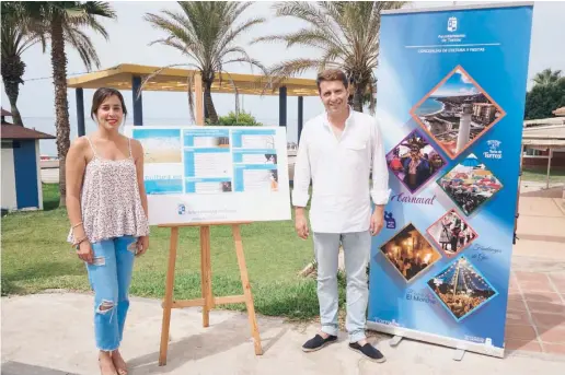  ?? Foto: Rathaus Torrox ?? Óscar Medina und Maria Ángeles Ruiz bei der Vorstellun­g des Kultursomm­ers.