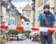  ?? Foto: AFP/Buholzer ?? Einsatzkrä­fte am Tatort in der Altstadt von Schaffhaus­en.