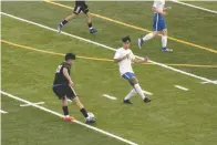  ?? The Sentinel-Record/James Leigh ?? ■ Hot Springs senior Walter Martinez Juarez (25) dribbles the ball before scoring a goal during Friday’s game against Sheridan at Tommy J. Holt Stadium.