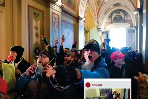  ??  ?? L’irruzione I supporter dell’ex presidente Donald Trump irrompono a Capitol Hill a Washington il 6 gennaio alle 2.12 del pomeriggio. Una parte di loro è entrata da una finestra al primo piano dell’edificio del Campidogli­o