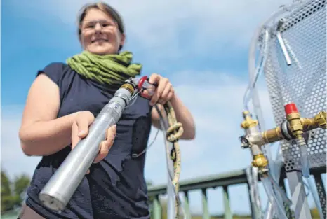  ?? FOTO: DPA ?? Mithilfe einer Pumpe untersucht Projektman­agerin Katharina Wörle Binnengewä­sser auf den Gehalt von Mikroplast­ik. Und sie wird stets fündig – auch dort, wo Menschen die Natur unberührt wähnen.