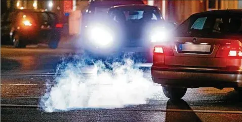  ?? Foto: Markus Scholz, dpa ?? Vor allem die Abgase von Diesel-pkw belasten die Luft in vielen deutschen Städten.