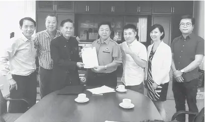  ??  ?? SERAH: Yeo (empat kanan) menyerahka­n dokumen berkaitan isu hak milik strata kepada Foo, turut kelihatan George Wong, Micheal Mo, Vivian Foo, Kevin Lim dan Yee Tung Haw.