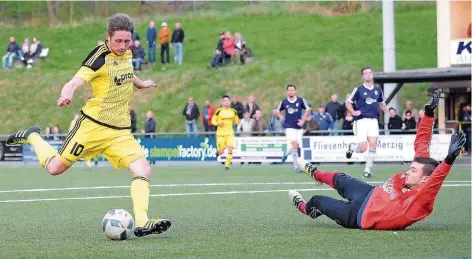  ?? FOTO: KEROSINO ?? Patrick Ackermann (links, Wiesbach) lässt Jägersburg­s Torwart Philip Luck keine Chance und erzielt das 2:0.