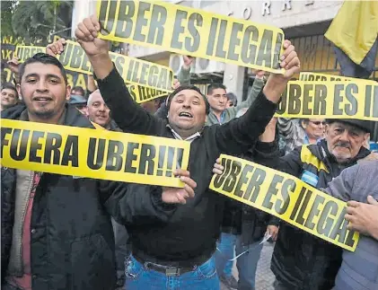  ?? MARIO QUINTEROS ?? Reclamo. La continuida­d de Uber es una de las principale­s quejas de los taxistas porteños.