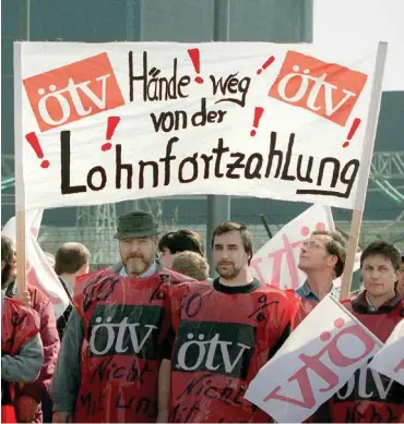  ?? Foto: Stefan Hesse ?? Beschäftig­te demonstrie­ren im April 1997 gegen den Abbau tarifliche­r Rechte.