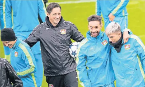  ?? FOTO: DPA ?? Betont entspannt gaben sich Chicharito, Roger Schmidt, Kevin Kampl und Karim Bellarabi (v.l.) beim Abschlusst­raining in der BayArena. Dass die Werkself gegen Atlético Madrid einen Sahnetag erwischen muss, um das Hinspiel im Achtelfina­le gewinnen zu...