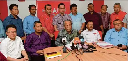  ?? BERNAMA PIC ?? Johor Pakatan Harapan chairman Tan Sri Muhyiddin Yassin speaking at a press conference after chairing a Johor PH meeting at the Johor Parti Pribumi Bersatu Malaysia office in Johor Baru yesterday. With him are Johor PH deputy chairmen Liew Chin Tong (seated, left) and Datuk Dr Sahruddin Jamal (seated, second from left) and Johor PH secretary Datuk Osman Sapian (seated, second from right).