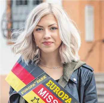  ?? SZ-FOTO: DTP ?? Stolz und doch bescheiden: „Miss Ehingen“Valerie Schukmann mit Schärpe am Ehinger Marktplatz.