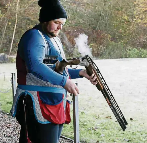  ?? Foto: Fernand Konnen ?? Den Qualm, der aus dem Gewehr aufsteigt, nimmt Lyndon Sosa schon gar nicht mehr wahr.