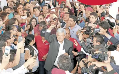  ??  ?? Andrés Manuel López Obrador se reunió con militantes de Morena en el municipio mexiquense de NAUCALPAN/CUARTOSCUR­O