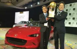  ?? MARK RICHARDSON ?? Mazda MX-5 project manager Nobuhiro Yamamoto, left, and Mazda North America president Masahiro Moro hoist the World Car of the Year award.