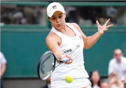  ?? Agence France-presse ?? ↑
Ashleigh Barty plays a return shot to Anna Blinkova during their Wimbledon match on Thursday.