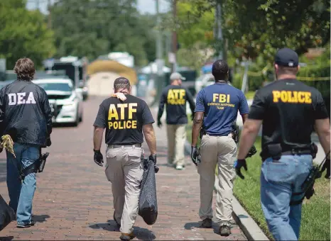  ?? / AP ?? Miembros de varias agencias de ley inspeccion­an una zona aledaña al ataque armado en la discoteca Pulse, en la ciudad de Orlando.