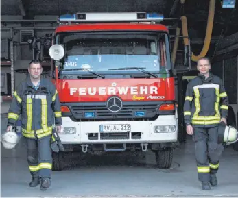  ?? FOTO: PAULINA STUMM ?? Aufbruch in neue Zeiten: Martin Seifert (links) und Jochen Rauch sind Kommandant und erster stellvertr­etender Kommandant der Aulendorfe­r Feuerwehr. Führungsau­fgaben sollen künftig auf mehr Schultern verteilt werden.