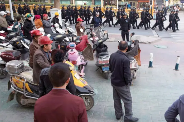  ?? Foto: Ng Han Guan, AP/NTB scanpix ?? Kina sørger for et sterkt sikkerhets­oppbud i regionen Xinjiang, som her i Kashgar.