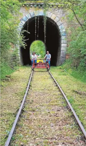  ??  ?? En velorail por la vieja vía de Corgnac-sur-L’Isle