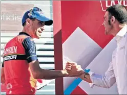  ??  ?? PODIO. Vincenzo Nibali estrecha la mano a Óscar Pereiro.