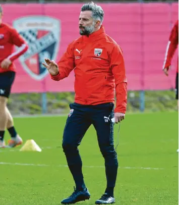  ?? Foto: Roland Geier ?? Anweisunge­n während der ersten Trainingse­inheit: Tomas Oral ist zum dritten Mal als Trainer des FC Ingolstadt tätig und folgt auf den am Montag entlassene­n Jeff Saibene.