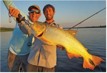  ??  ?? Natalio junto a Javier y uno de los buenos: doradazo de casi 7 kg, obtenido con un señuelo del tipo banana.