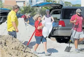  ?? AFP ?? Isla de Palms. Acarreo de arena para protegerse de inundacion­es.