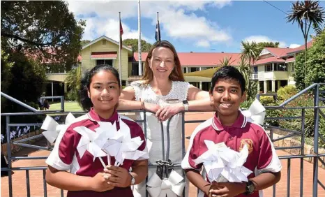  ?? PHOTO: BEV LACEY ?? TAKING A STAND: Principal Tania Angus with school leaders, Mary Jane Francisco (left) and Tiveesha Silva are proud to be part of a White Ribbon school.