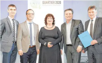  ?? FOTO: JAN POTENTE ?? Bei der Preisüberg­abe des Landes „Quartier 2020 Gestalten Gemeinsam“(von links): Hans Schad, Frank Berchtold, Bärbl Mielich, Minister Manfred Lucha und Bürgermeis­ter Konstantin Braun.