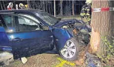  ?? FOTO: JUNGMANN ?? Der Fahrer ist frontal gegen den Baum gefahren. Die Spuren weisen darauf hin, dass es noch mindestens einen Beifahrer gab.