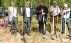  ?? Foto: Arloth ?? Beim Rainer Tag des Baumes pflanzten Walter Lenk, Wolfgang Janson, Jörg Biercher und Johann Ruf (von rechts) im Stadtwald „Fasanerie“Bäume. Links im Bild ist Bür germeister Gerhard Martin.