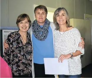  ?? Picture: NTOMBI MSUTU ?? LAST REPORT: At the Sunshine Coast Hospice annual report held at the Hospice office last Thursday are, from left, hospice administra­tor Angela Hibbert, Janine Peinke and director Trish Gillies