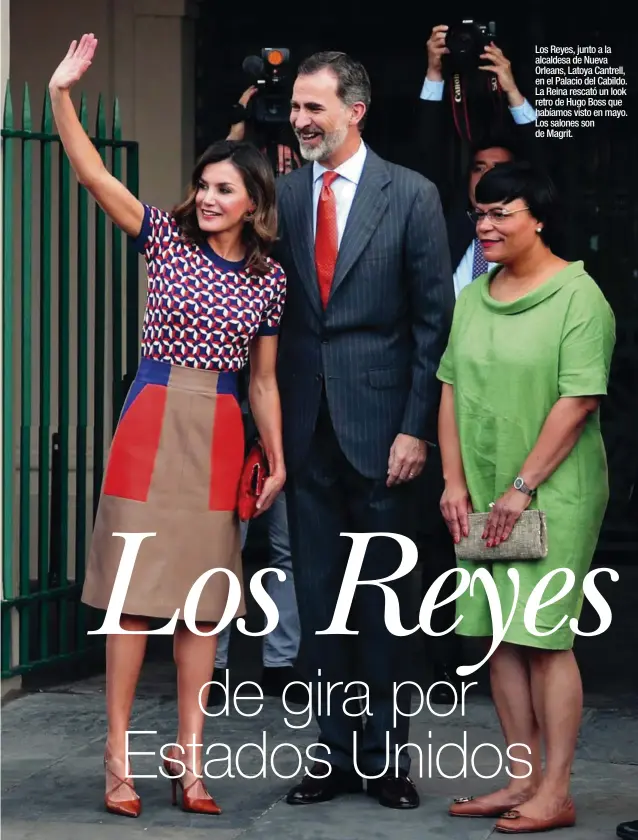  ??  ?? Los Reyes, junto a la alcaldesa de Nueva Orleans, Latoya Cantrell, en el Palacio del Cabildo. La Reina rescató un look retro de Hugo Boss que habíamos visto en mayo. Los salones son de Magrit.