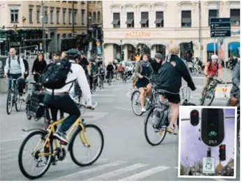  ?? FOTO: SACHARIAS KÄLLDÉN/STOCKHOLMS STAD ?? Infälld bild visar ett exempel på allgrön korsning i Nederlände­rna. Nu kommer det till Stockholm. CYKLISTER VID SLUSSEN.