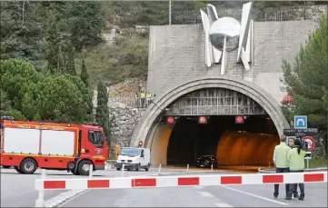  ??  ?? La règle est pourtant élémentair­e : quand la barrière est baissée et le sens interdit matérialis­é (comme ici lors d’un exercice incendie), on ne passe pas, même si l’on circule sur un deux-roues. (Photo archives C. D.)