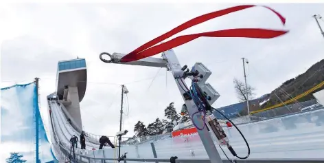  ?? FOTO: EIBNER/IMAGO ?? Der Wind sorgte auf der Bergisel-Schanze in Innsbruck gestern für schwierige Bedingunge­n. Es gab mehrfach Unterbrech­ungen.