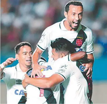  ?? MARCOS SOUZA/NASCIMENTO­SOUZAPRESS/ESTADÃO CONTEÚDO ?? Yago Pikachu, Nenê, Wellington e Andrés Ríos se abraçam após o gol da vitória do Vasco em Goiânia