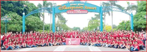  ??  ?? Class picture: Suyen Corporatio­n executives pose with Bench loyal employees during the trip to Hong Kong to celebrate Bench’s 25th year.