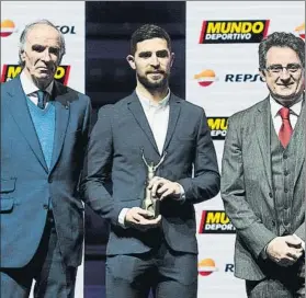  ?? FOTO: PERE PUNTÍ ?? Yeray, premiado El futbolista recogió el premio dedicado a toda la plantilla