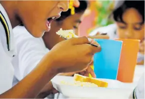  ?? CORTESíA ?? Un grupo de niños recibe sus alimentos en una institució­n educativa.