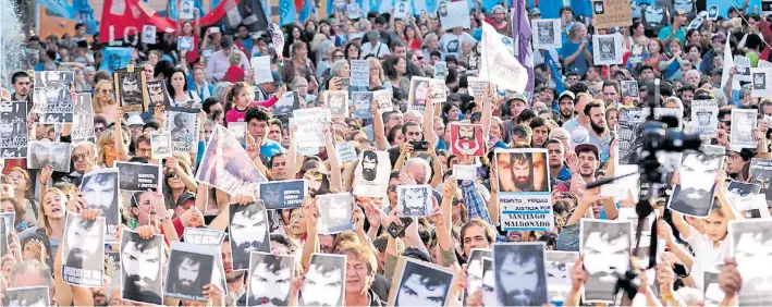  ?? JUAN TESSONE ?? Caras. Una multitud marchó ayer a la Plaza de Mayo para pedir Justicia por Santiago Maldonado. Llevaron carteles con la imagen del artesano y reclamos a la investigac­ión.